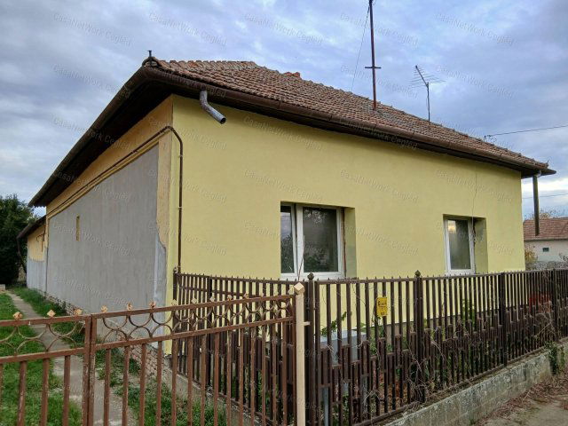 Eladó családi ház, Abádszalókban 16 M Ft, 4 szobás