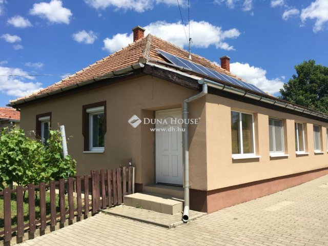 Eladó családi ház, Pétfürdőn 69.9 M Ft, 3 szobás