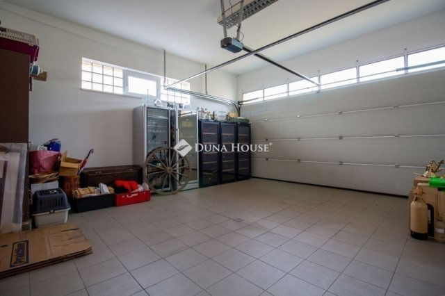 Eladó családi ház, Szegeden 409 M Ft, 6 szobás