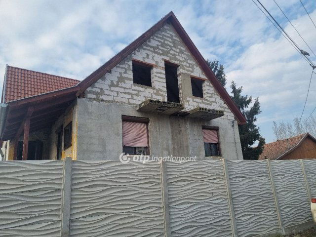 Eladó családi ház, Tasson 21.9 M Ft, 4 szobás