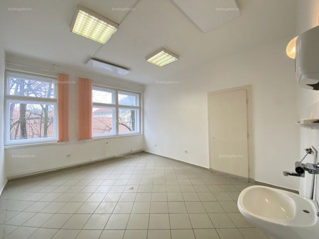 Kiadó iroda, Kaposváron, Petőfi téren 50 E Ft / hó, 1 szobás