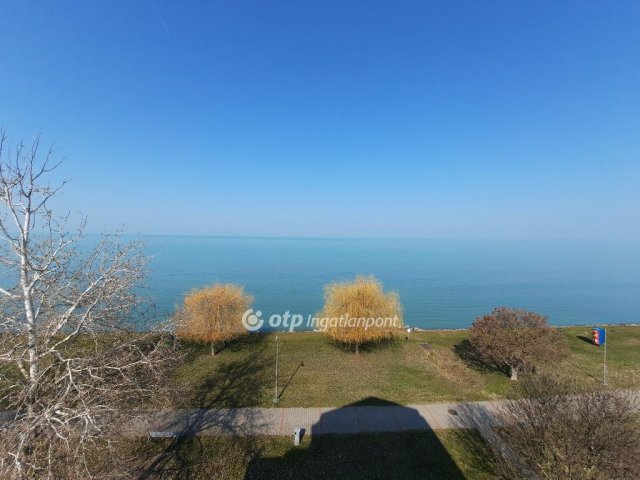 Eladó téglalakás, Siófokon 121 M Ft, 1+1 szobás