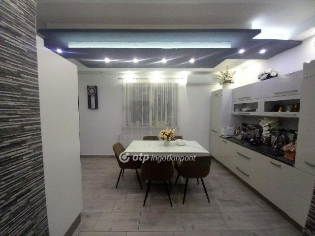 Eladó családi ház, Tégláson 67.9 M Ft, 2 szobás