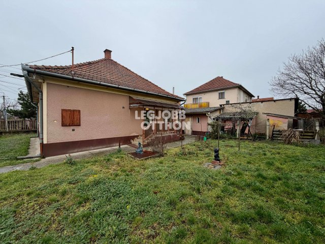 Eladó családi ház, Cegléden 52.9 M Ft, 3 szobás