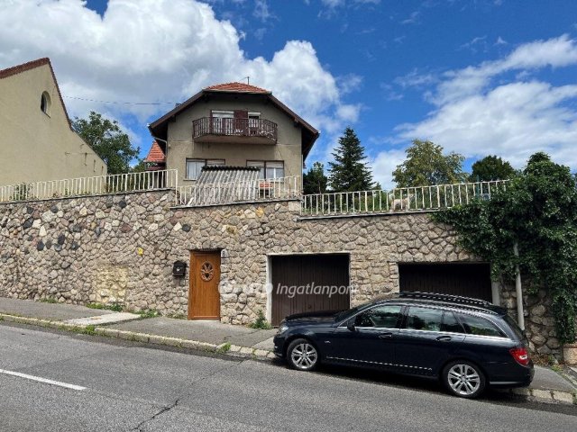 Eladó családi ház, Pécsett 179 M Ft, 7+2 szobás