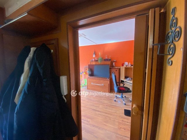 Eladó panellakás, Ajkán 31.5 M Ft, 1+1 szobás