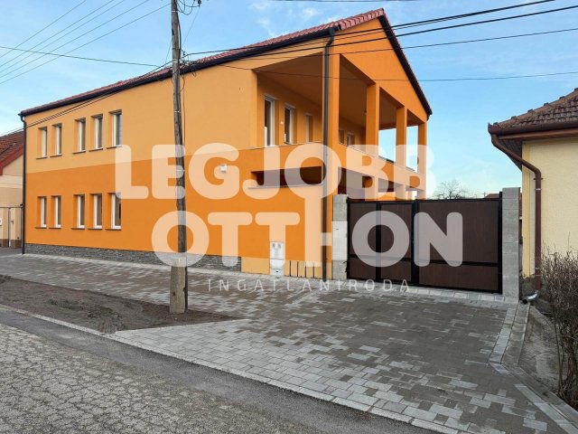 Eladó téglalakás, Cegléden 108.6 M Ft, 3 szobás