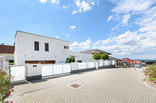 Eladó családi ház, Csömörön 449 M Ft, 6 szobás