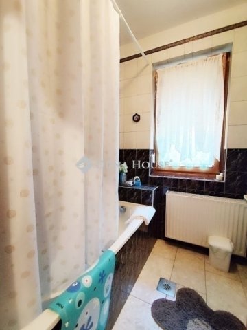 Eladó családi ház, Péterin 100 M Ft, 7 szobás