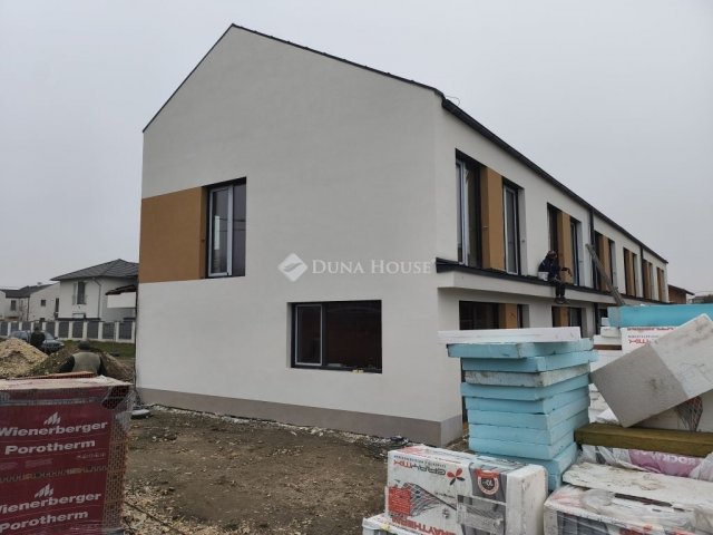 Eladó téglalakás, Dunaharasztin 106.9 M Ft, 4 szobás