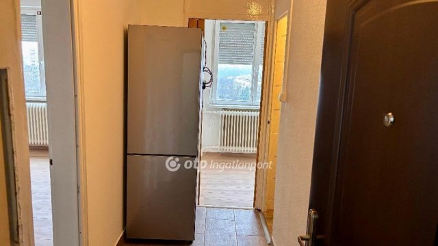 Eladó panellakás, Dunaújvárosban 33.5 M Ft, 1+1 szobás