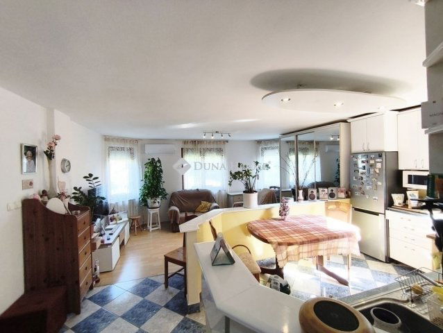 Eladó téglalakás, Budapesten, XV. kerületben 108 M Ft, 4 szobás