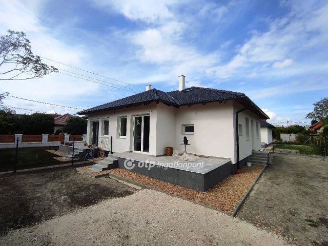 Eladó ikerház, Százhalombattán 91.9 M Ft, 3 szobás