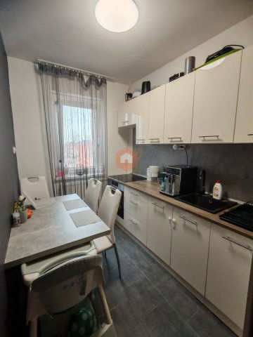 Eladó panellakás, Komlón 36.9 M Ft, 2+1 szobás