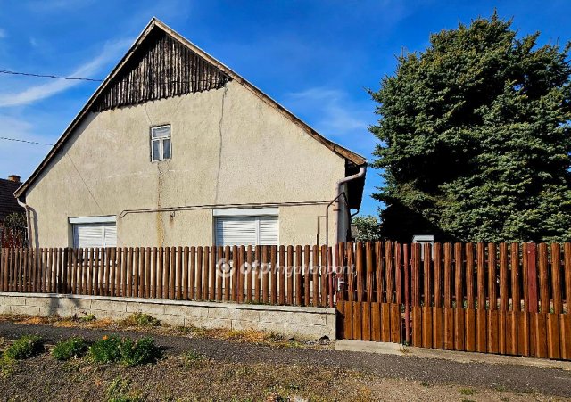 Eladó családi ház, Tiszaföldváron 14.5 M Ft, 3 szobás
