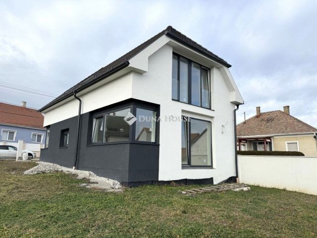 Eladó családi ház, Győrött 115 M Ft, 4+1 szobás