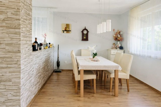 Eladó családi ház, Újszászon 27.5 M Ft, 2 szobás