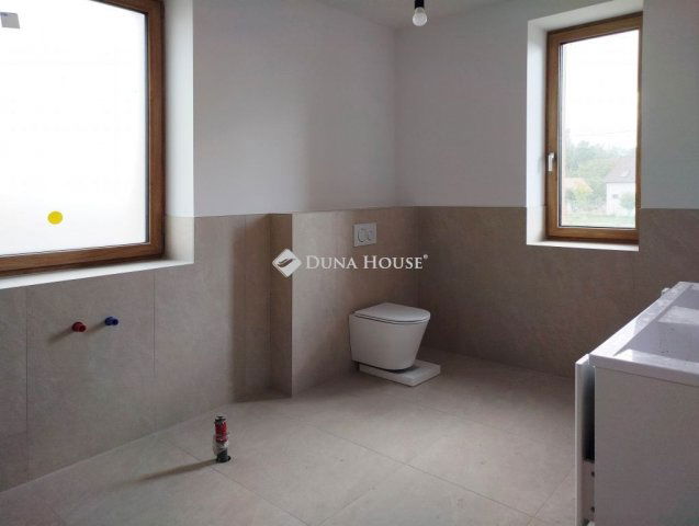 Eladó családi ház, Sukorón 269 M Ft, 7 szobás