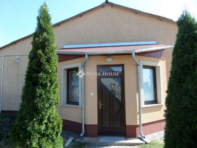 Eladó családi ház, Orosházán 72 M Ft, 3 szobás