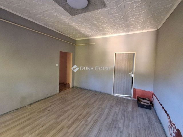 Eladó téglalakás, Ózdon 5.8 M Ft, 2 szobás