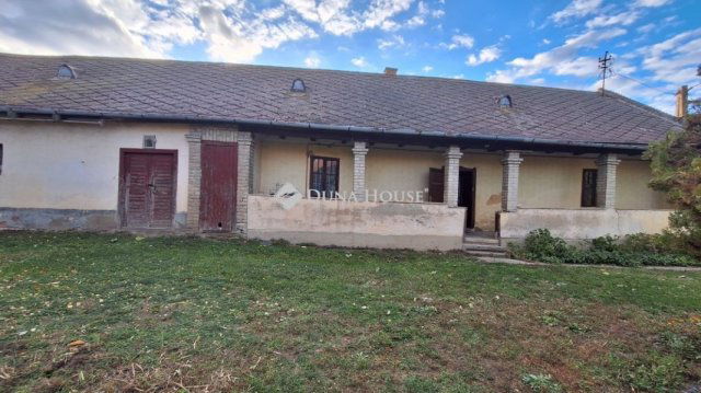 Eladó családi ház, Cecén 14.99 M Ft, 2 szobás