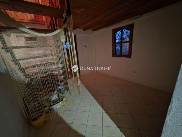 Eladó családi ház, Budapesten, III. kerületben 74.8 M Ft