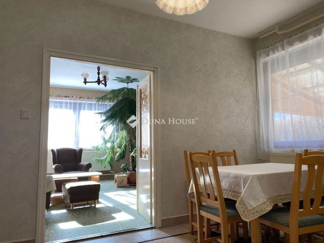 Eladó családi ház, Csabdiban 128 M Ft, 4+1 szobás