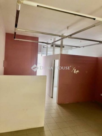 Kiadó üzlethelyiség, Pécsett 100 E Ft / hó