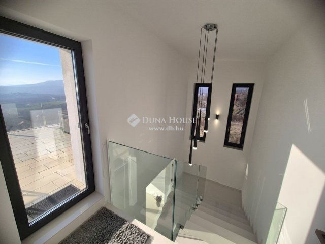 Eladó családi ház, Szentendrén 349.9 M Ft, 5 szobás