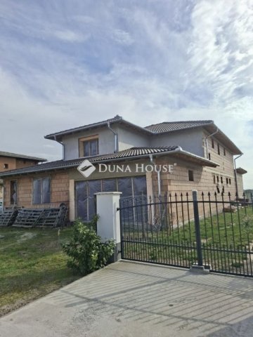 Eladó családi ház, Mohácson 54.99 M Ft, 8 szobás