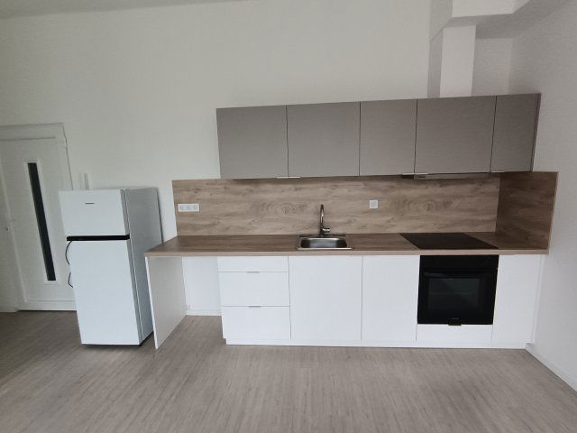 Eladó téglalakás, Székesfehérvárott, Széchenyi utcában