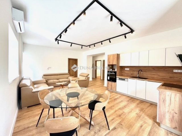 Eladó téglalakás, Pécsett 79.9 M Ft, 5 szobás