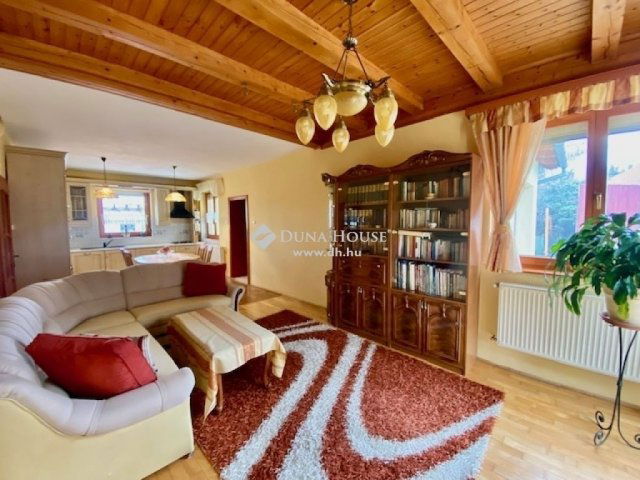 Eladó családi ház, Pécsett 250 M Ft, 9 szobás