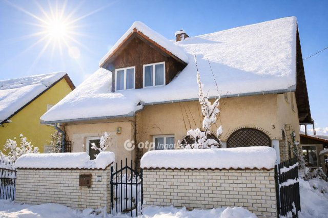 Eladó családi ház, Ajkán 135.6 M Ft, 6 szobás