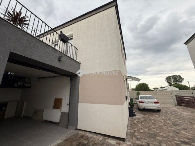 Eladó családi ház, Vecsésen 147 M Ft, 4 szobás