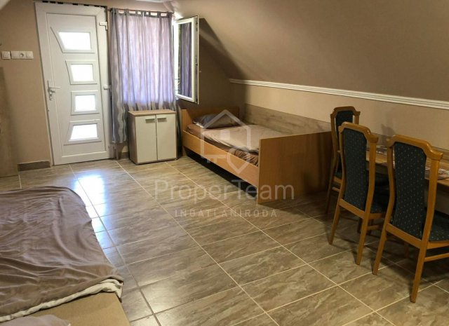Eladó családi ház, Komáromban 169.99 M Ft, 12 szobás