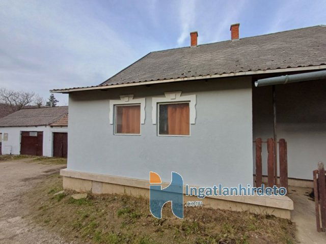 Eladó családi ház, Válluson 62 M Ft, 6 szobás