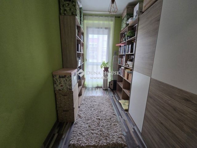 Eladó panellakás, Pécsett 41.9 M Ft, 2+2 szobás