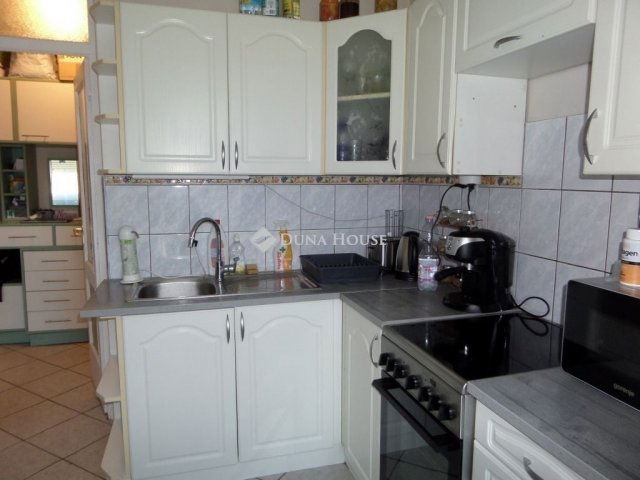 Eladó panellakás, Komlón 24.5 M Ft, 3 szobás