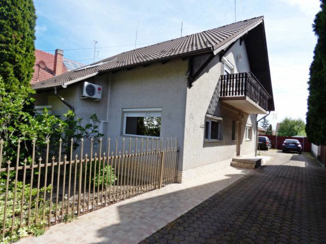 Eladó családi ház, Szegeden 250 M Ft, 7 szobás