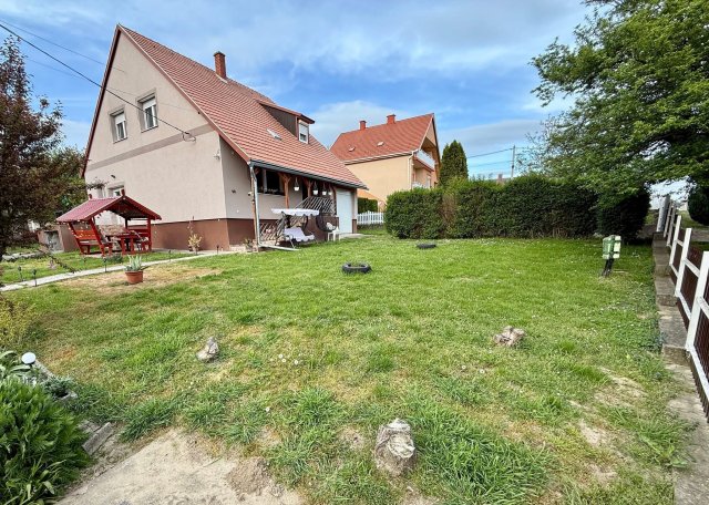 Eladó családi ház, Szápáron 64.9 M Ft, 6 szobás