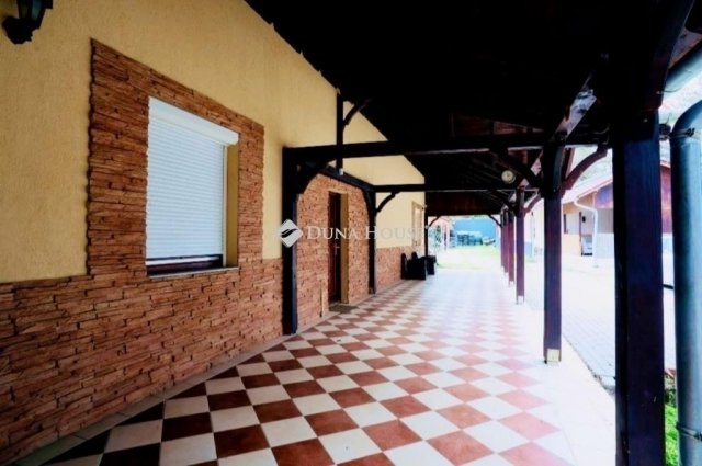 Eladó családi ház, Gödöllőn 205 M Ft, 16 szobás