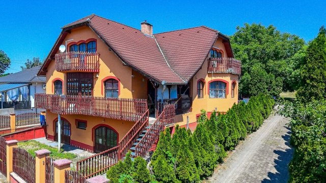 Eladó családi ház, Vácrátóton 119.99 M Ft, 7 szobás
