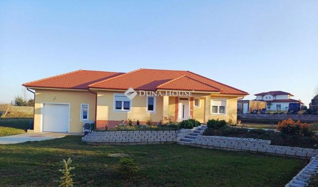 Eladó családi ház, Dunabogdányban 139 M Ft, 3 szobás