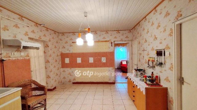Eladó családi ház, Fegyverneken 15.8 M Ft, 2 szobás