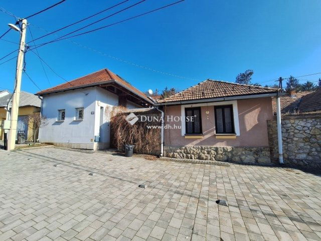 Eladó családi ház, Pécsett 164.9 M Ft, 7 szobás