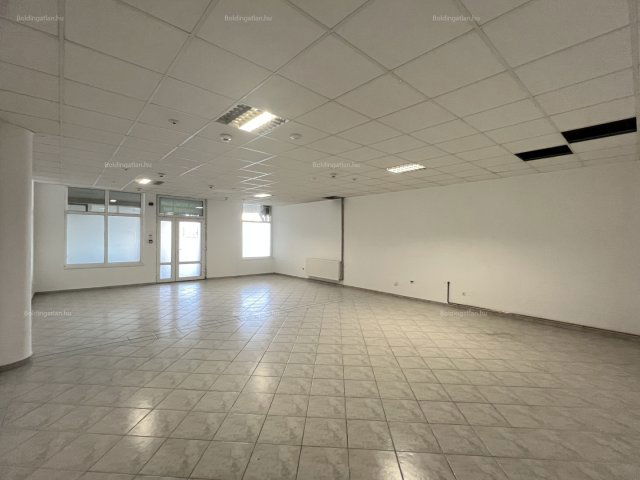 Kiadó üzlethelyiség, Kaposváron, Petőfi téren 400 E Ft / hó