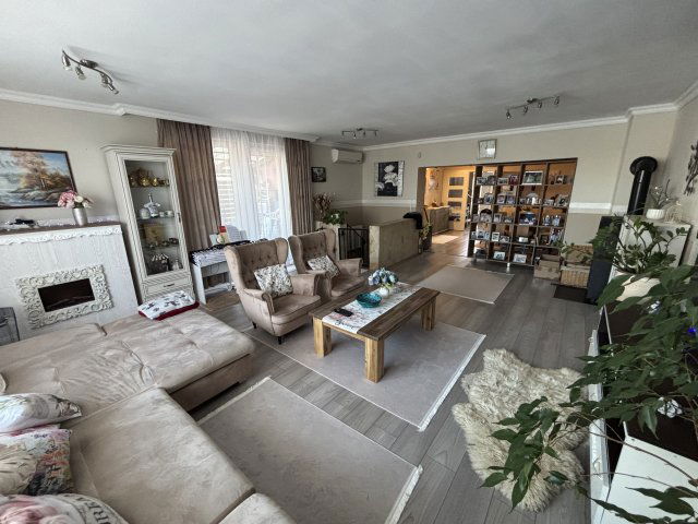 Eladó családi ház, Taksonyon 349.9 M Ft, 8 szobás