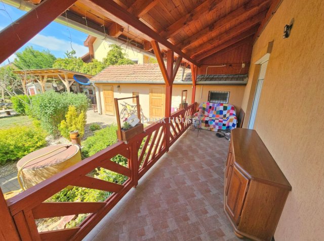 Eladó családi ház, Vecsésen 134.9 M Ft, 5 szobás