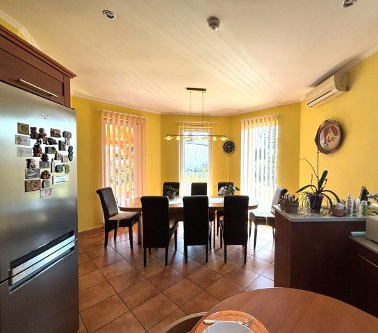 Eladó családi ház, Tatán 144.9 M Ft, 4+1 szobás